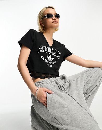 T-shirt crop top style universitaire à bordures dentelle - Adidas Originals - Modalova