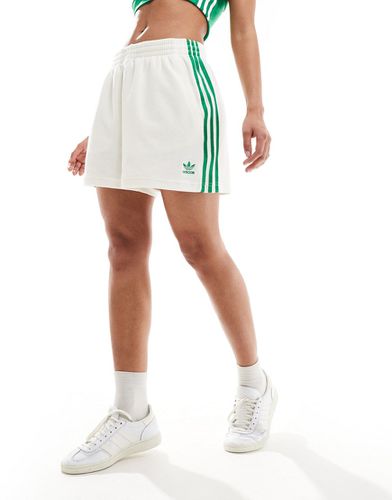 Short en tissu éponge - cassé et vert - Adidas Originals - Modalova