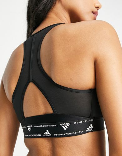 Adidas Training - Brassière de sport maintien intermédiaire avec logo sur la poitrine - Adidas Performance - Modalova