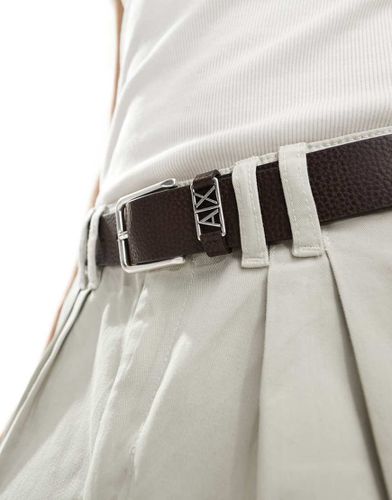 Ceinture en cuir avec logo en métal - Marron foncé - Armani Exchange - Modalova