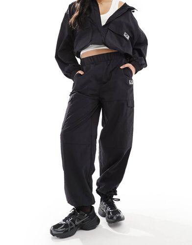 Armani - Pantalon de jogging d'ensemble ample à logo et poches cargo en nylon - Ea7 - Modalova