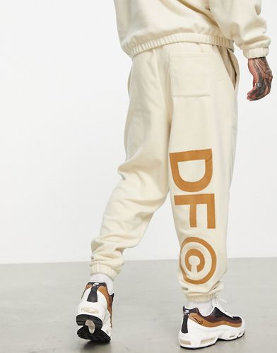 ASOS Dark Future - Pantalon de jogging d'ensemble décontracté en polaire avec logo appliqué - Crème - Asos Design - Modalova