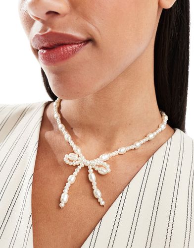Collier de perles fantaisie avec pendentif naud - Asos Design - Modalova