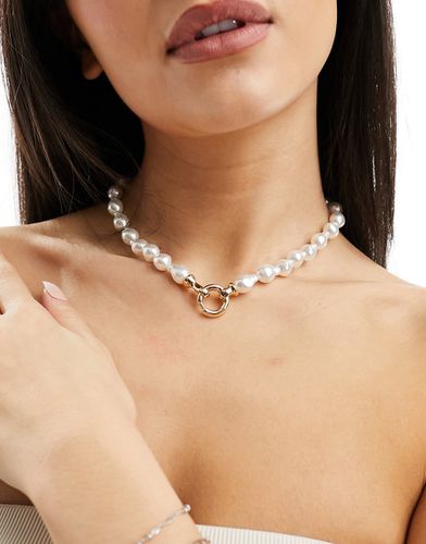 Collier en perles d'eau douce fantaisie avec fermoir mousqueton - Asos Design - Modalova