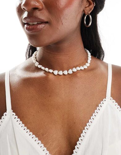 Collier ras de cou avec perles fantaisie en forme de caur - Asos Design - Modalova