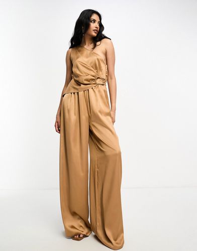 Combinaison drapée en satin avec détail métallique doré - Camel - Asos Design - Modalova
