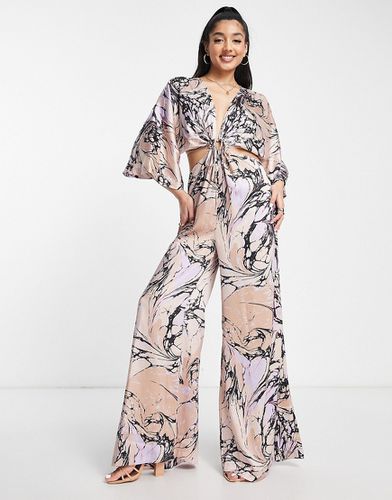 Combinaison en satin à manches kimono et imprimé marbré - Asos Design - Modalova