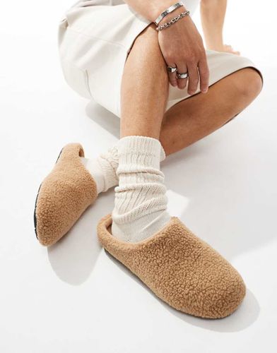 Chaussons à enfiler en imitation peau de mouton - Fauve - Asos Design - Modalova