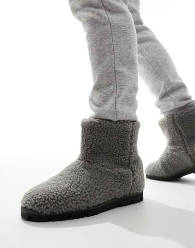 Chaussons style bottines en imitation peau de mouton - Asos Design - Modalova