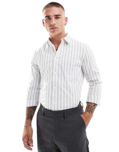 Chemise ajustée à rayures - Blanc/sauge - Asos Design - Modalova