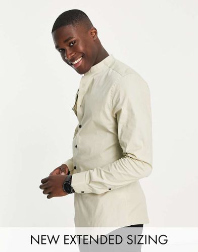 Chemise ajustée avec col grand-père - Taupe - Asos Design - Modalova