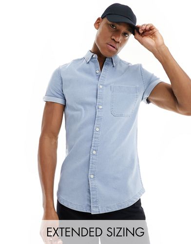 Chemise cintrée en denim avec manches retroussées et col boutonné - clair délavé - Asos Design - Modalova