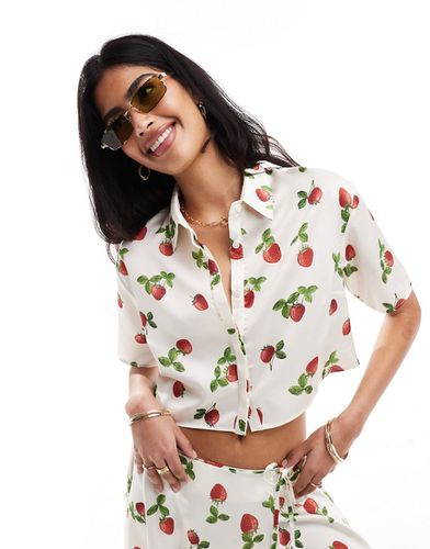 Chemise courte d'ensemble en satin à imprimé fraises - Asos Design - Modalova