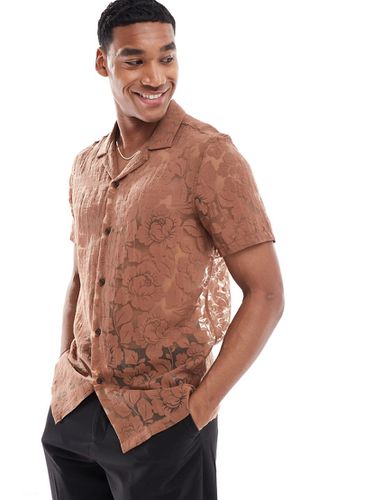 Chemise classique à manches courtes et col cranté en tissu dévoré à fleurs - Marron - Asos Design - Modalova