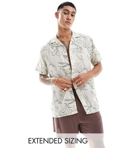 Chemise de plage décontractée avec col à revers et imprimé lys esquissé - Écru - Asos Design - Modalova