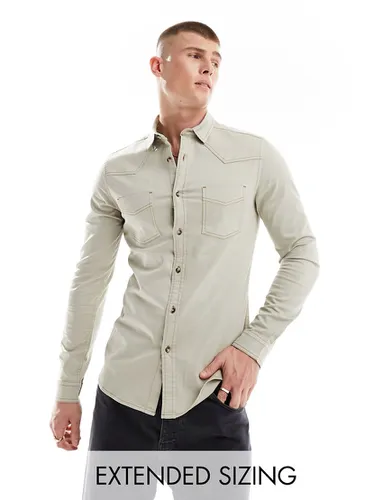 Chemise en jean ajustée style western avec coutures contrastantes - Taupe - Asos Design - Modalova