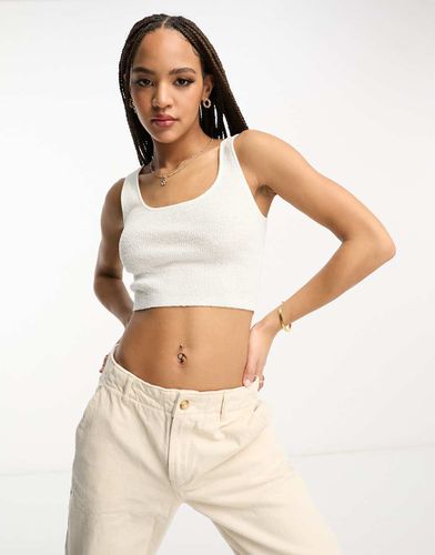 Crop top en maille avec encolure dégagée - Crème - Asos Design - Modalova