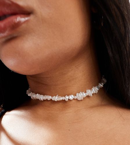 Curve - Collier ras de cou avec perles nacrées et éclats de pierres fantaisie - Asos Design - Modalova