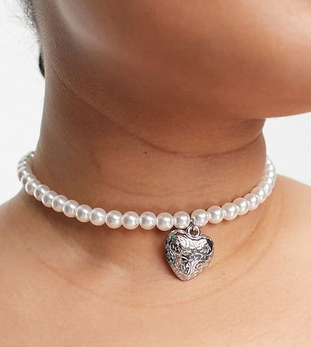 Curve - Collier ras de cou en perles fantaisies avec pendentif caur bombé - Asos Design - Modalova