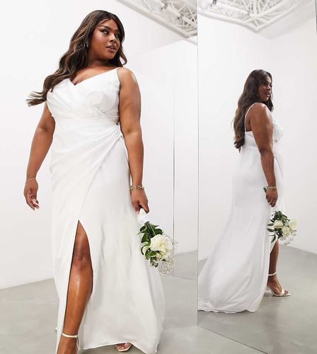 ASOS DESIGN Curve - Constance - Robe de mariée coupe portefeuille satinée à fines bretelles avec dos échancré - Ivoire - Asos Curve - Modalova