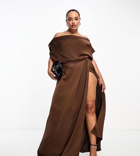 ASOS DESIGN Curve - Exclusivité - Robe longue épaules dénudées en satin avec fente haute - Chocolat - Asos Curve - Modalova
