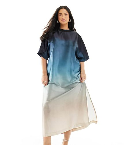 ASOS DESIGN Curve - Robe t-shirt mi-longue et oversize en satin - Bleu dégradé - Asos Curve - Modalova