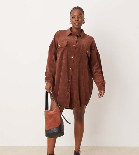 ASOS DESIGN Curve - Robe chemise oversize en velours côtelé avec poches - Chocolat - Asos Curve - Modalova