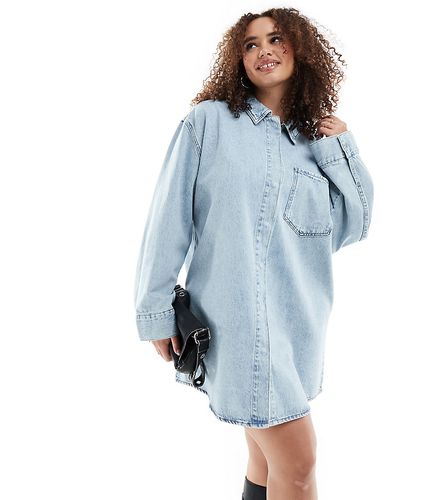 ASOS DESIGN Curve - Robe chemise courte en jean avec poches à l'avant - délavé - Asos Curve - Modalova