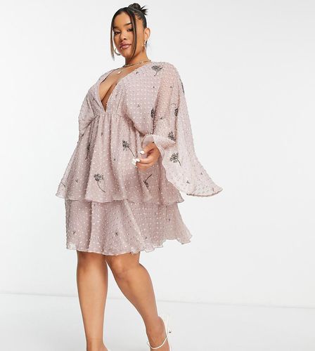 ASOS DESIGN Curve - Robe courte à volants étagés en plumetis avec ornements floraux linéaires - cendré - Asos Curve - Modalova