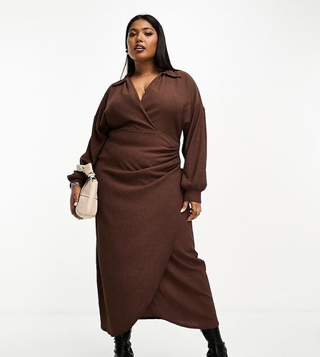 ASOS DESIGN Curve - Robe mi-longue cache-caur texturée avec col - Marron - Asos Curve - Modalova