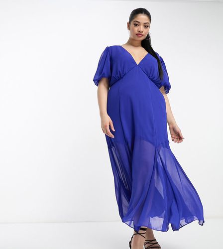 ASOS DESIGN Curve - Robe mi-longue en mousseline à col en V avec manches évasées et ourlet à godets - de cobalt - Asos Curve - Modalova