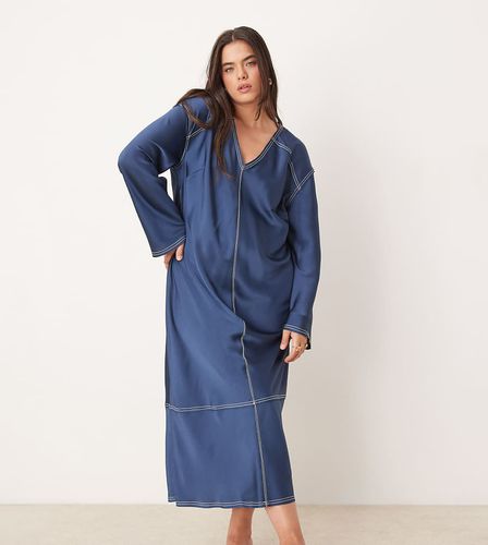 ASOS DESIGN Curve - Robe mi-longue satinée à col V avec surpiqûres contrastantes - jean et crème - Asos Curve - Modalova