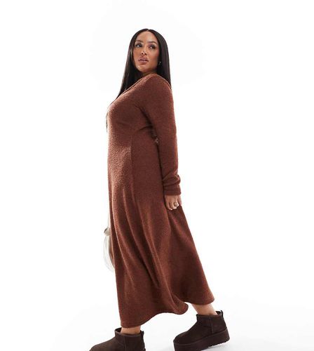 ASOS DESIGN Curve - Robe mi-longue ultra douce coupe ajustée puis évasée à encolure dégagée - Chocolat - Asos Curve - Modalova