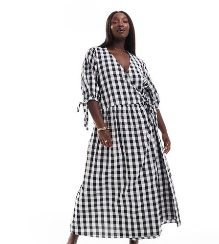 ASOS DESIGN Curve - Robe portefeuille mi-longue coupe babydoll à carreaux vichy - Noir et blanc - Asos Curve - Modalova