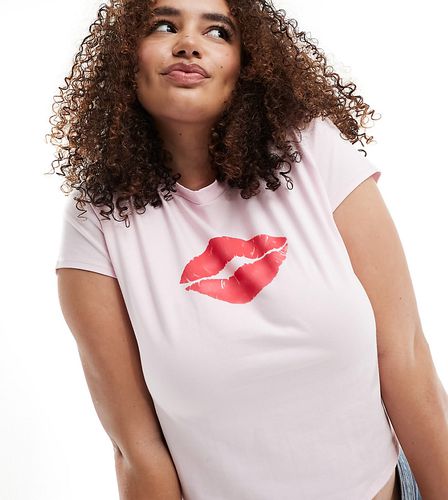ASOS DESIGN Curve - T-shirt effet rétréci à imprimé lèvres rouges - Asos Curve - Modalova