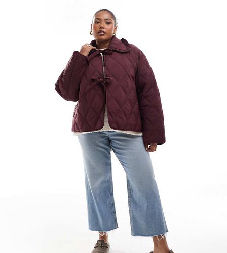 ASOS DESIGN Curve - Veste matelassée avec col volanté et détail noué à l'avant - Bordeaux - Asos Curve - Modalova