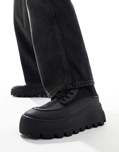 Bottines souples à lacets et semelle chunky avec écusson - Asos Design - Modalova