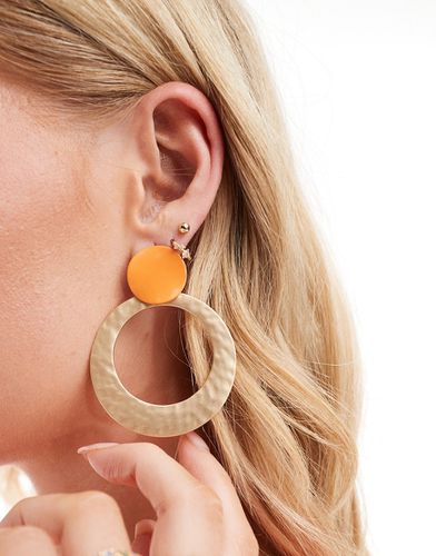 Boucles d'oreilles avec pendant heurtoir à cercles martelés et détail en émail - Asos Design - Modalova