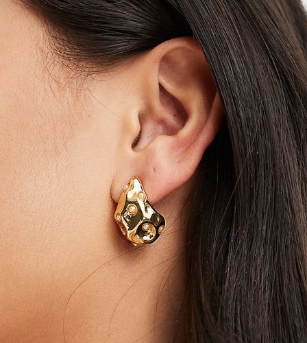 Boucles d'oreilles en plaqué or 14 carats avec clou effet fondu et perles fantaisie - Asos Design - Modalova