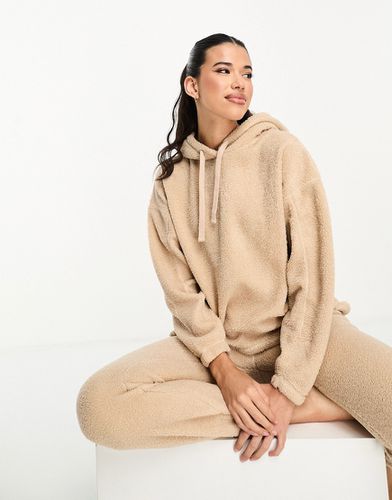 Ensemble confort avec pantalon de jogging et sweat à capuche imitation peau de mouton - Camel - Asos Design - Modalova
