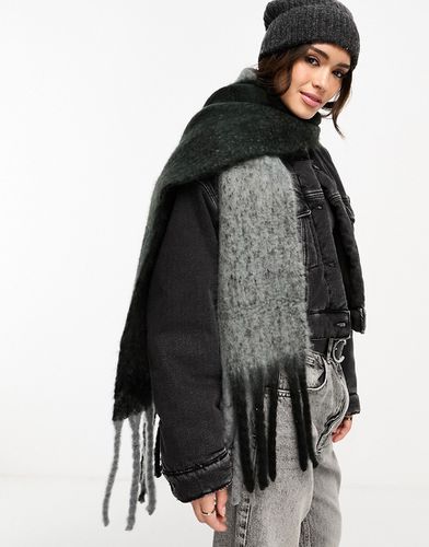 Écharpe duveteuse bicolore à franges - Noir/gris - Asos Design - Modalova