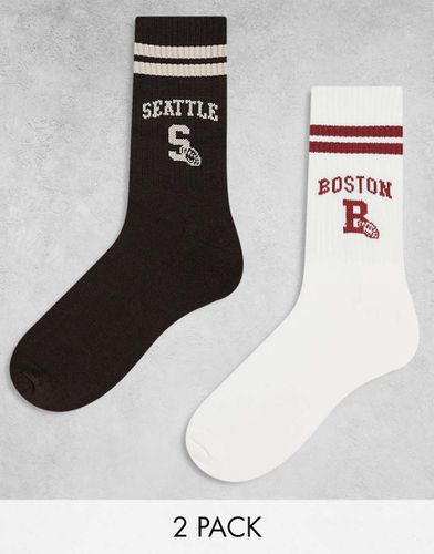 Lot de 2 paires de chaussettes de sport à imprimé Boston et Seattle - Écru et marron - Asos Design - Modalova