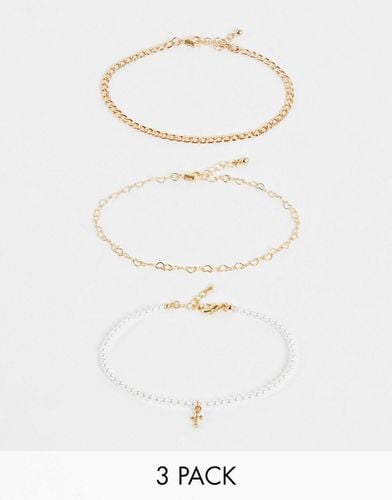 Lot de 3 bracelets de cheville en perles mélangées et chaîne en forme de caur avec breloque en forme de croix - ASOS DESIGN - Modalova