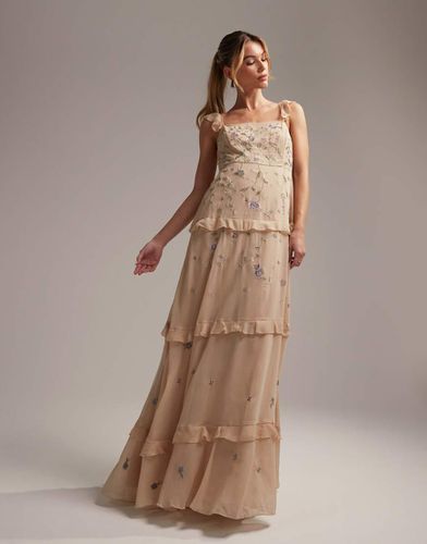 L'invitée - Robe longue style caraco ornée de broderies - Champagne - Asos Design - Modalova