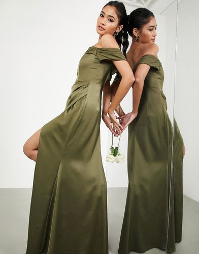 L'invitée - Robe portefeuille longue en satin effet drapé avec encolure bardot - Olive - Asos Design - Modalova