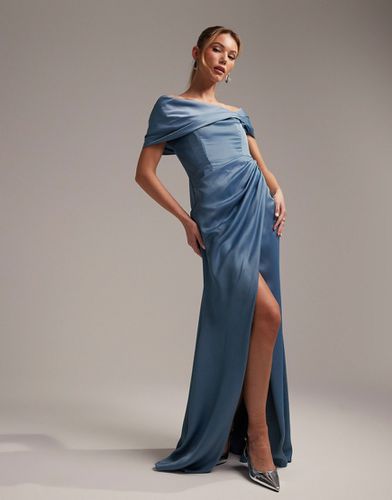L'invitée - Robe portefeuille longue en satin effet drapé avec encolure Bardot - cendré - Asos Design - Modalova