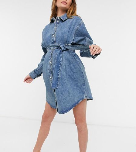 ASOS DESIGN Maternity - Robe chemise oversize en denim de coton mélangé avec ceinture - délavé moyen - MBLUE - Asos Maternity - Modalova