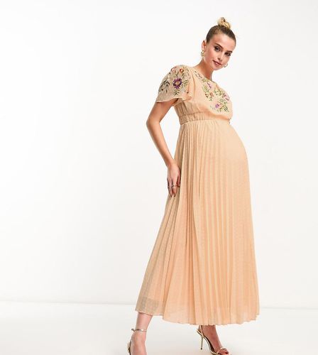 ASOS DESIGN Maternity - Robe longue en plumetis avec corsage brodé effet bénitier et jupe plissée ceinturée - Corail - Asos Maternity - Modalova