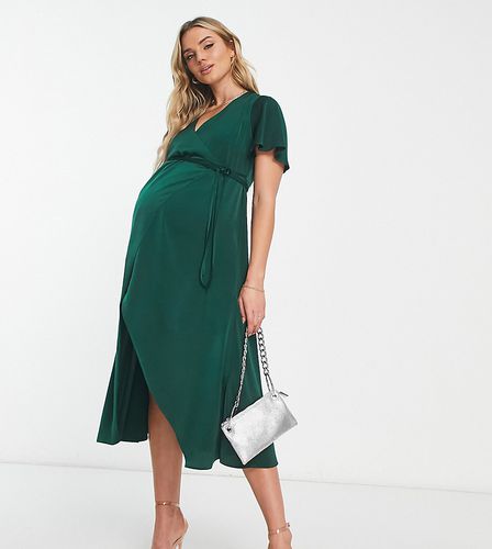 ASOS DESIGN Maternity - Robe portefeuille nouée à la taille en satin coupé en biais avec manches évasées - foncé - Asos Maternity - Modalova