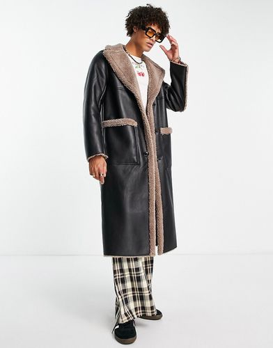Manteau imitation cuir avec finition contrastante imitation peau de mouton marron - Asos Design - Modalova
